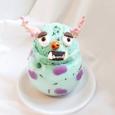 梁田小姐姐夏日美照来袭，穿一身白裙黑发带点缀，浪漫又唯美